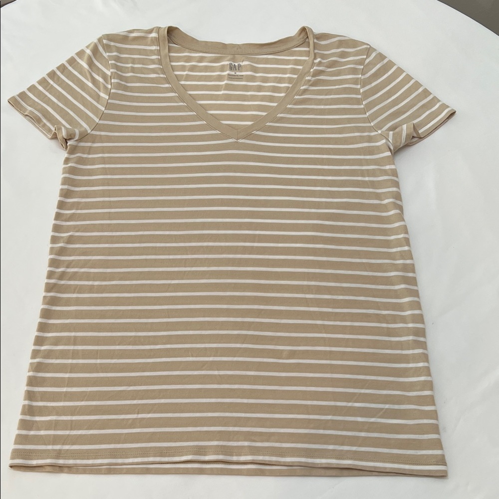 GAP Size M Women’s kaki Stripe V-Neck Favorite Short Sleeve Tee